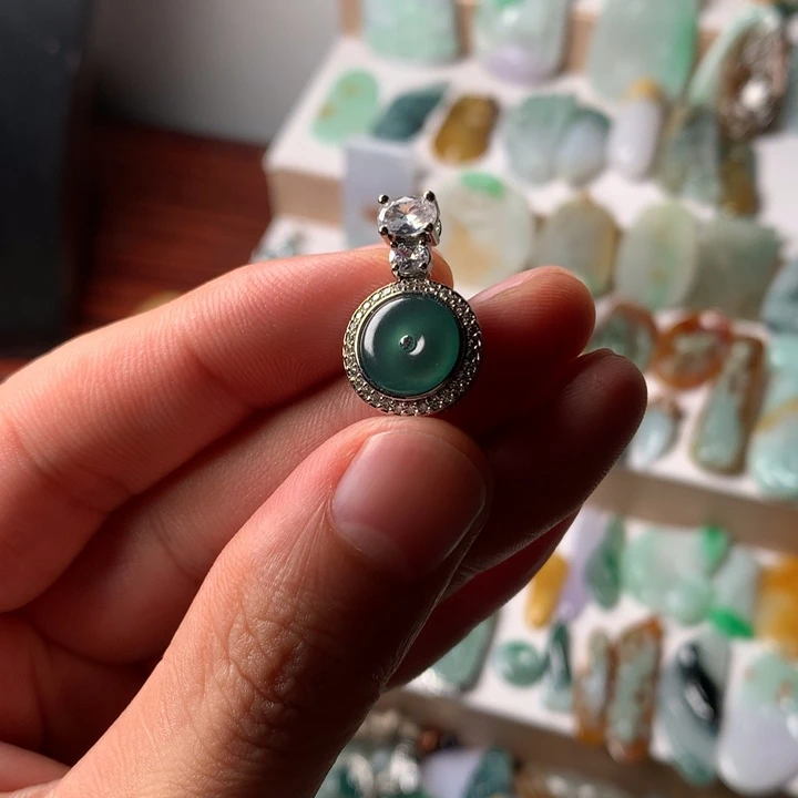 翡翠未镶嵌颈饰危地马拉翡翠，平安扣