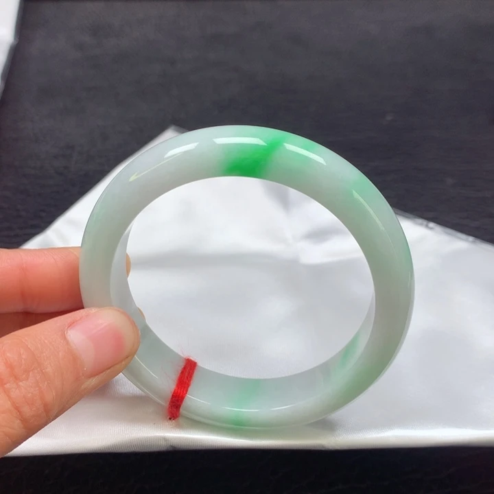 翡翠手镯未镶嵌55圈