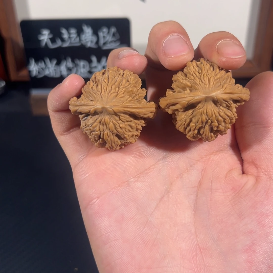 文玩核桃吊坠虎头