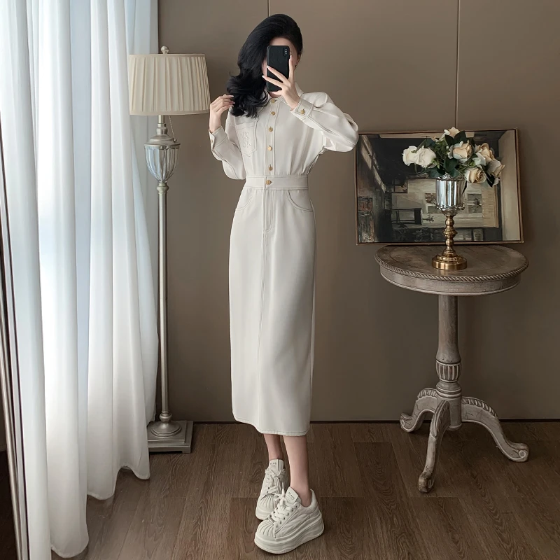 白色赫本风仿牛仔连衣裙女秋冬收腰显瘦气质高级感减龄女神长裙子