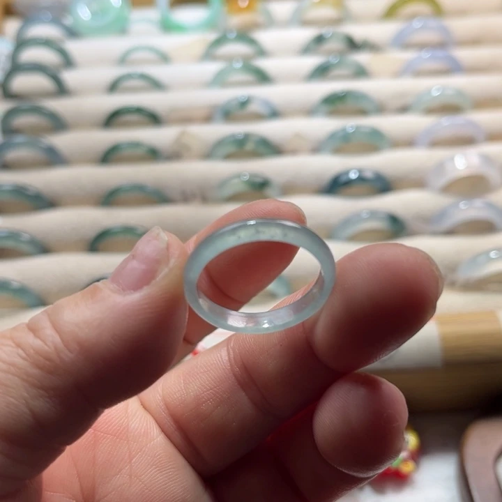 翡翠未镶嵌戒指蓝水