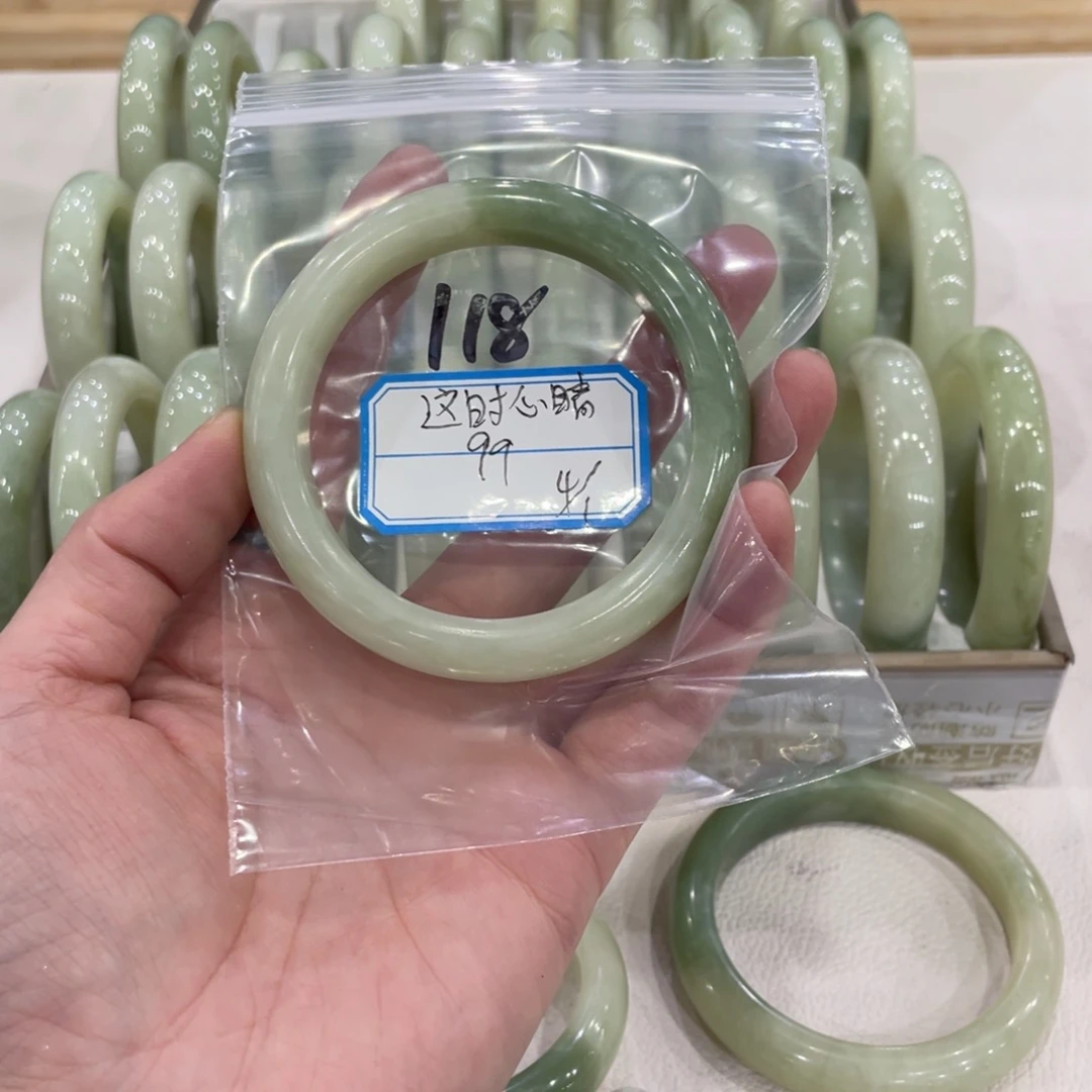 这***晴蛇纹石玉未镶嵌手镯