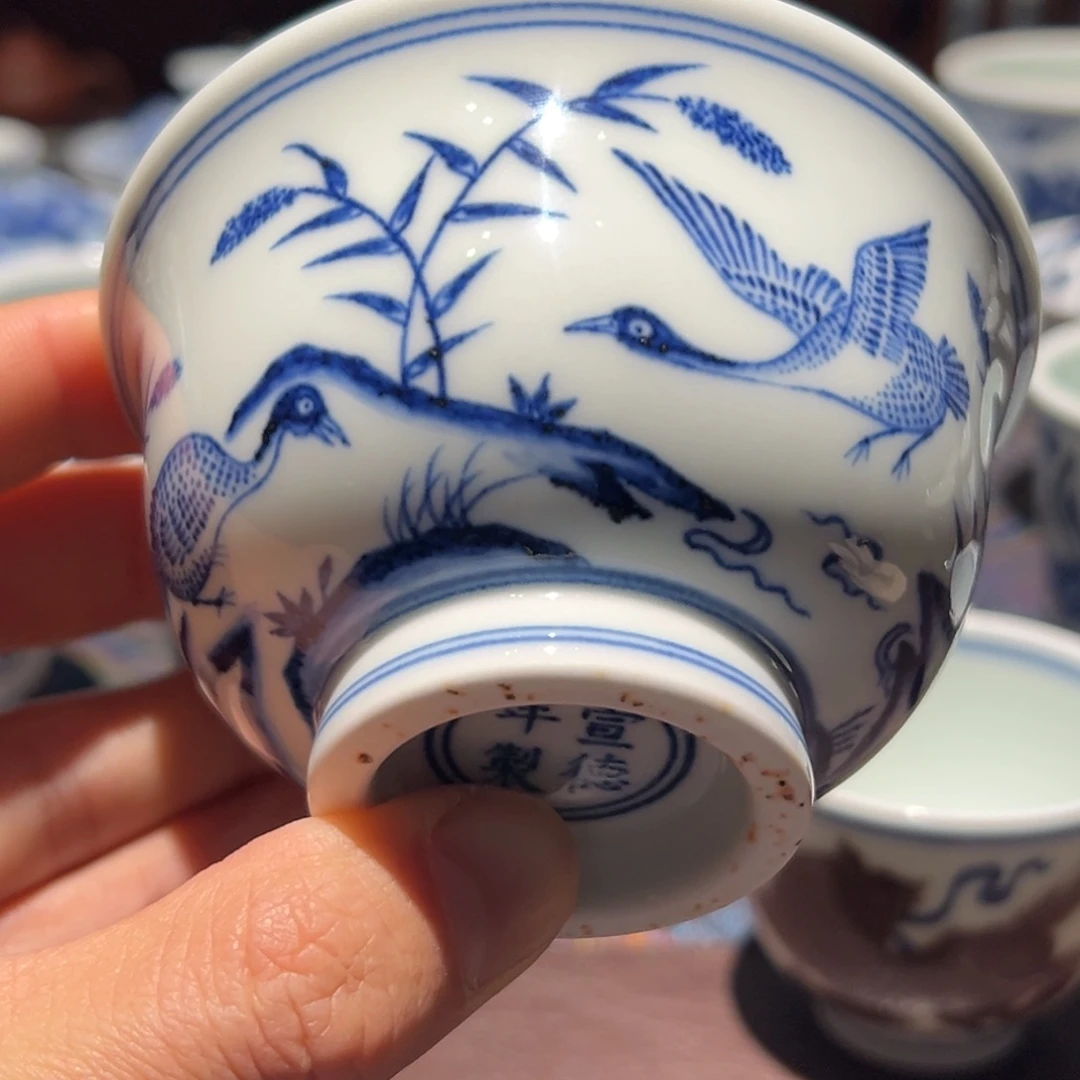 杯青花飞鸣宿食图压手杯口径约9.4厘米