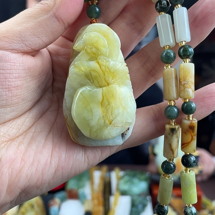 蛇纹石玉未镶嵌颈饰