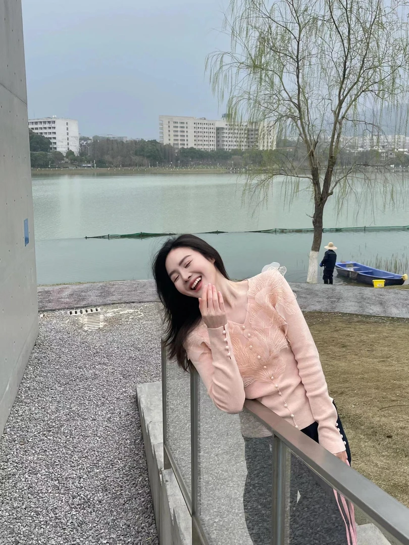 时髦洋气上衣女春夏新款设计感V领韩系气质长袖打底衫显瘦休闲裤