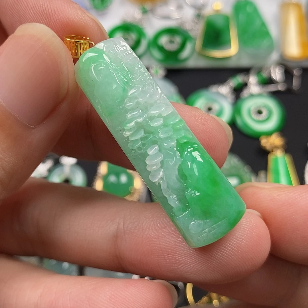 翡翠18K金镶嵌颈饰翡翠