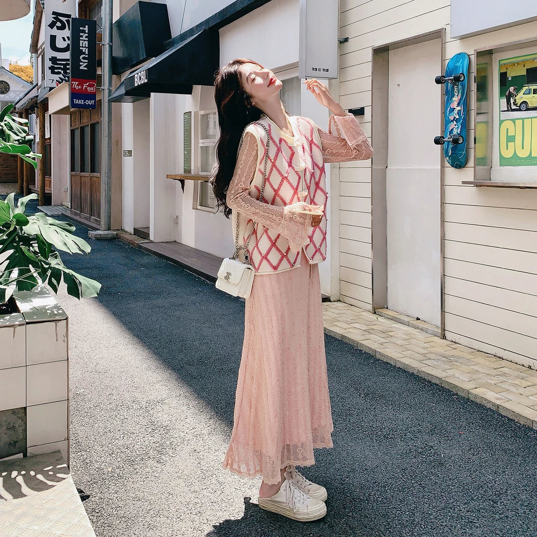 早秋温柔粉系约会穿搭女2025新中式格纹马甲仙气刺绣连衣裙两件套