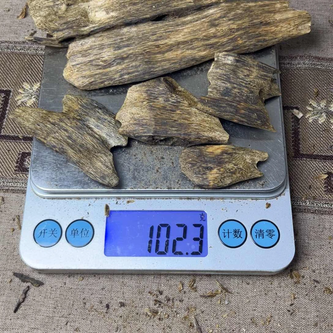 沉香木手把件咕****?奇楠102 克。。。