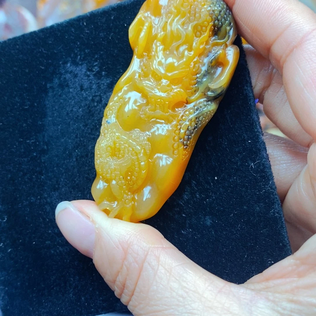 未镶嵌石英质玉（黄龙玉）颈饰