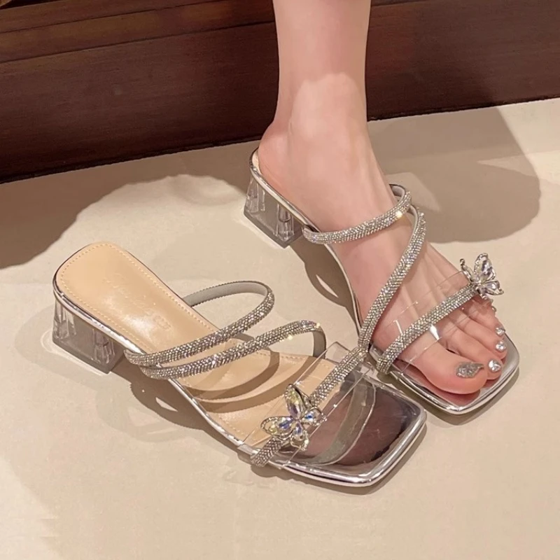 法式粗跟拖鞋女夏外穿2025新款仙女风蝴蝶结水钻气质高跟水晶凉鞋