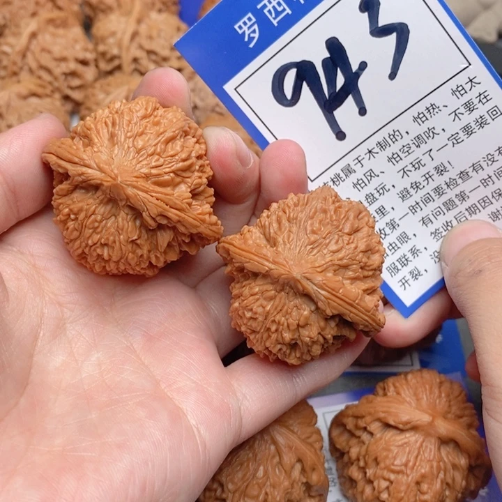 桃核把件劉42满天星943号牌