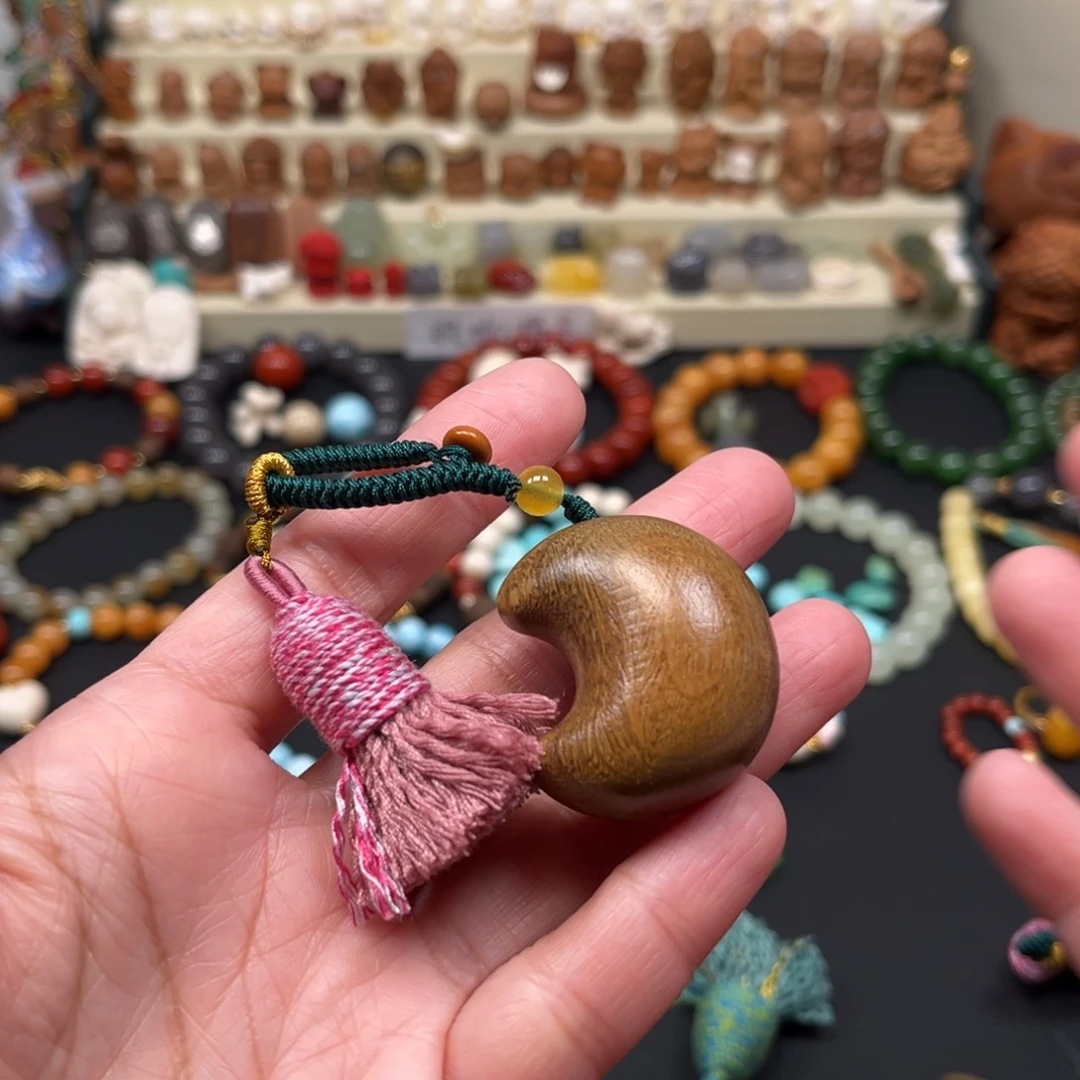 维腊木（绿檀）把件单个月亮