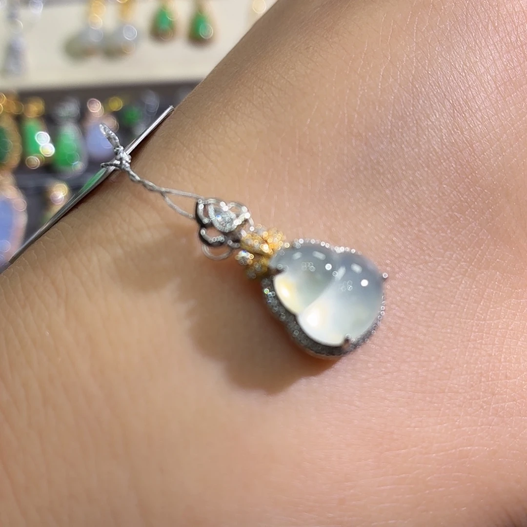 翡翠18K金镶嵌颈饰