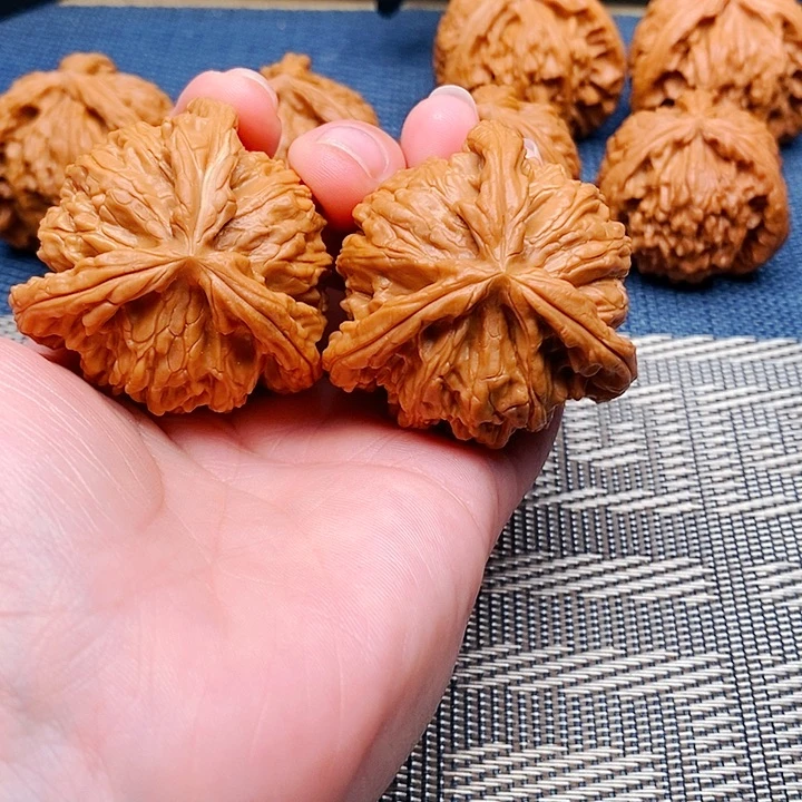 嗯***嗯文玩核桃吊坠三棱