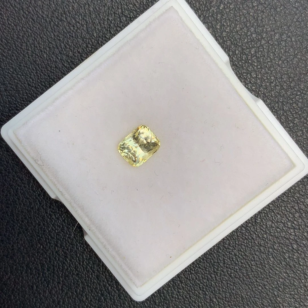 蓝宝石裸石未镶嵌天然无烧黄蓝宝裸石福利