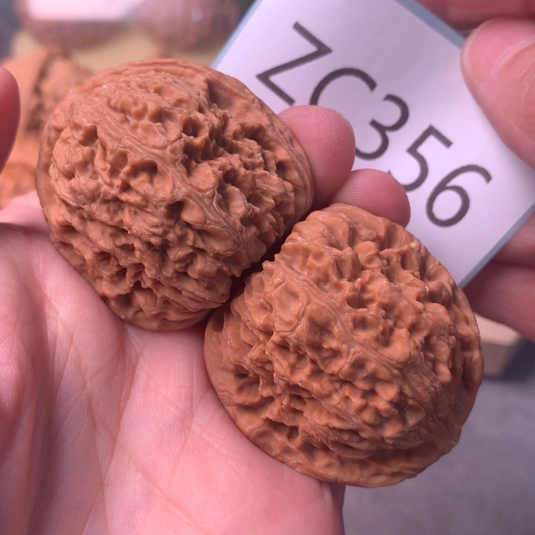 文玩核桃把件红皮三角疆39