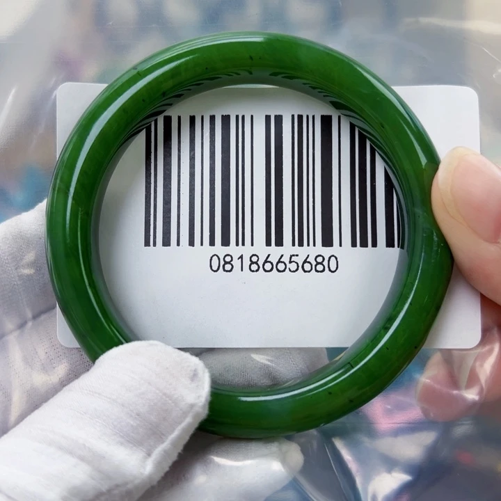 淡***尘和田玉未镶嵌手镯微瑕56