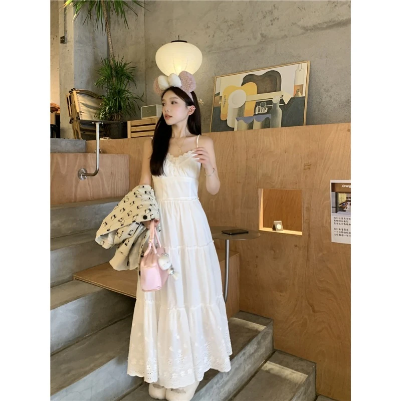 0521纯欲甜辣风白蕾丝吊带连衣裙女海边夏季新款茶歇法式气质长裙