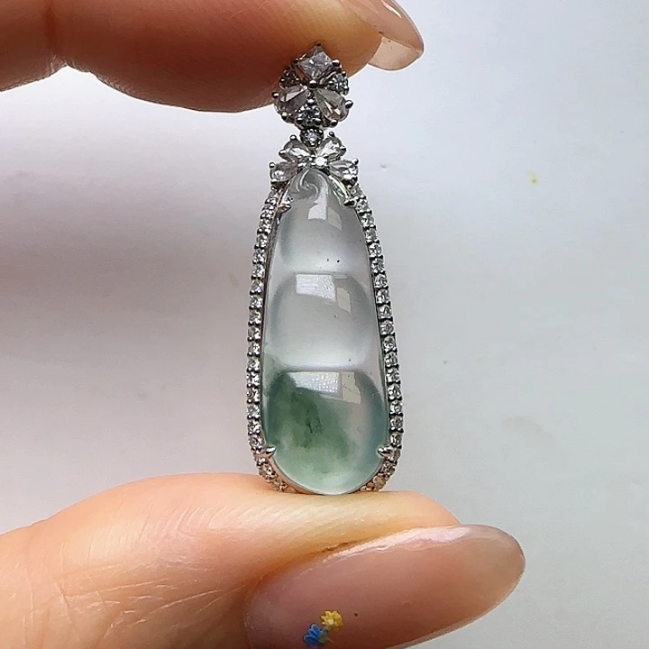 翡翠18K金镶嵌颈饰天然缅料A货 高冰飘花福豆