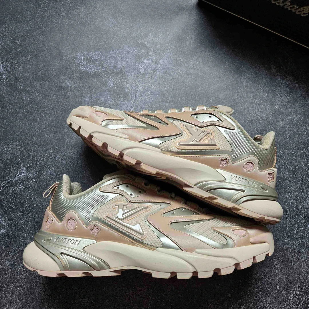 99新 LouisVuitton/路易威登 42码 RUNNER TATIC 浅褐色 鞋