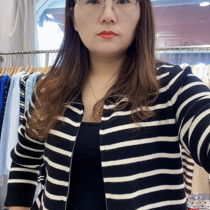 王****?条纹显瘦拉链针织衫