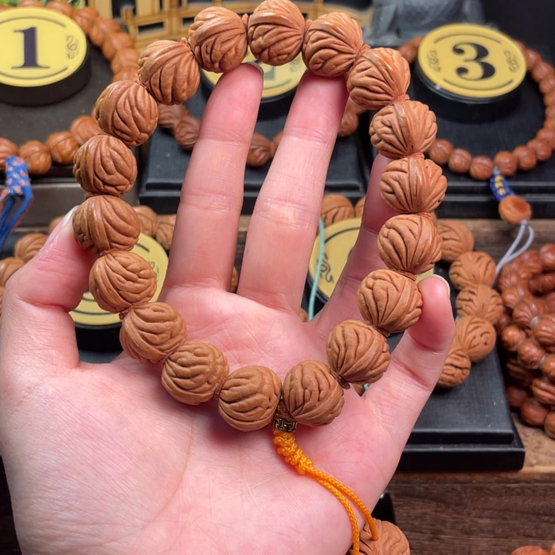 吊坠桃核祥云纹17手持