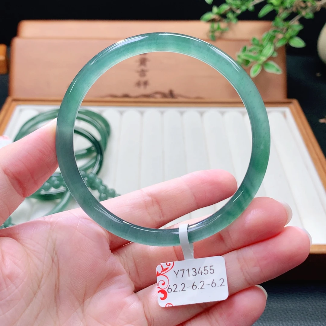 翡翠未镶嵌手镯（圆镯）