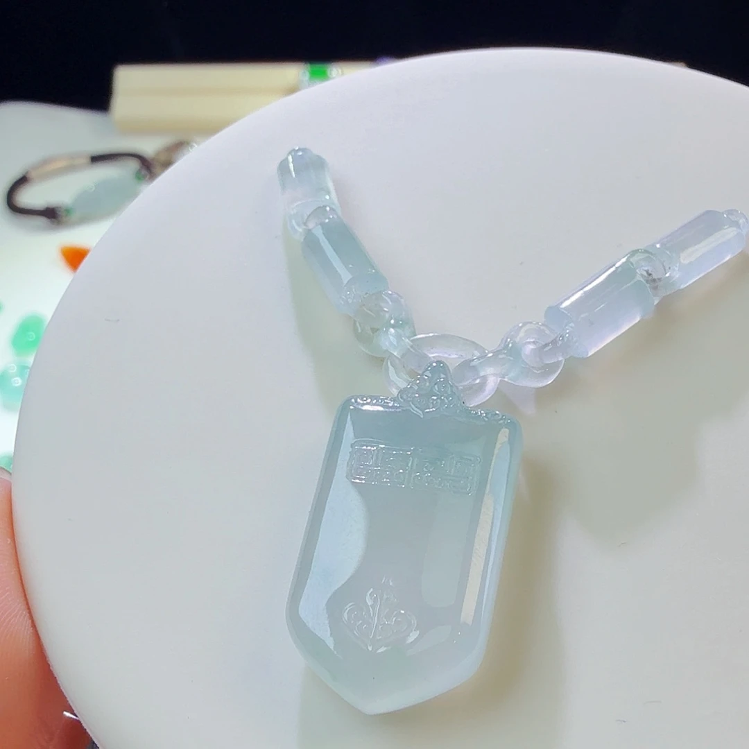 翡翠裸石环环相扣吊坠