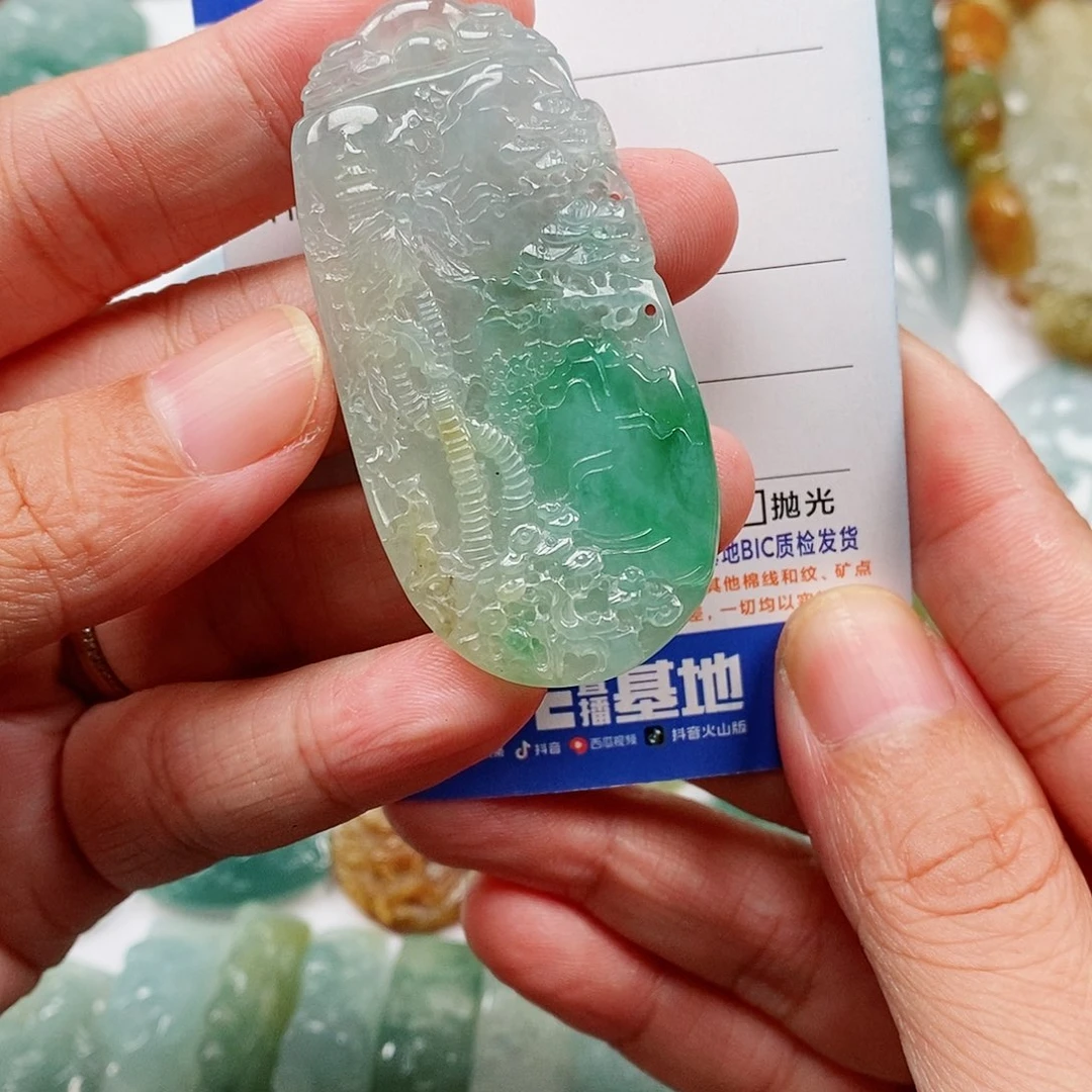 翡翠未镶嵌颈饰山水