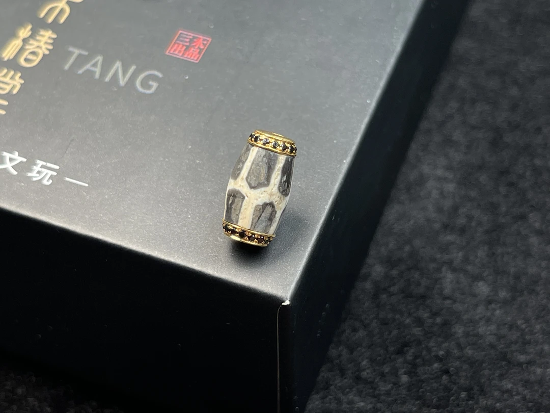 玛瑙桶珠配饰➕18k 直径6.8 高13.8 璀璨夺目 全品无暇