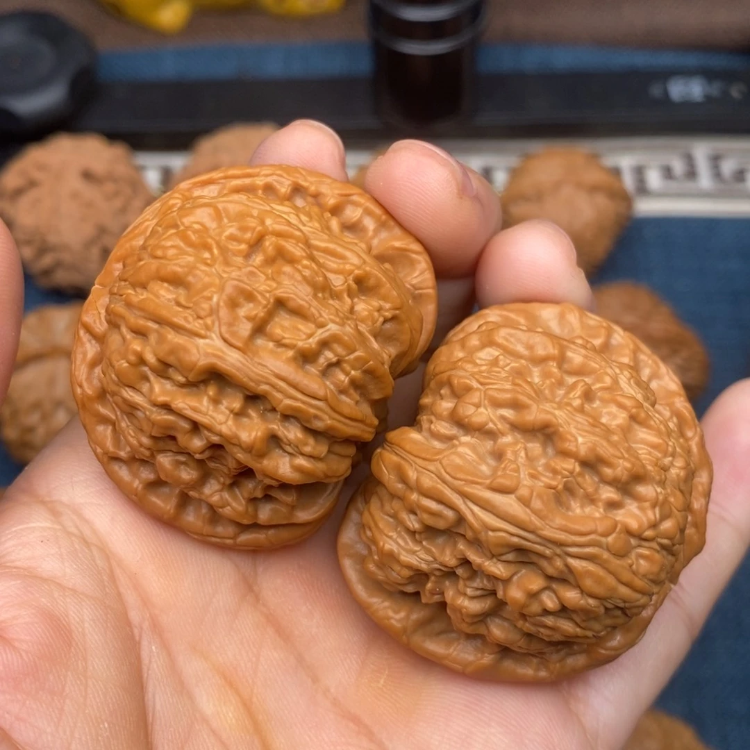 文玩核桃把件44全品红皮毕业球白