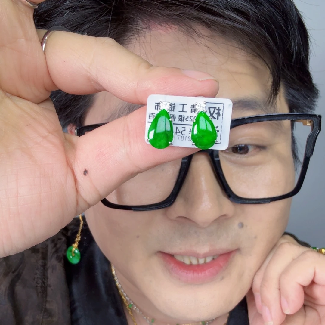 翡翠未镶嵌颈饰一对