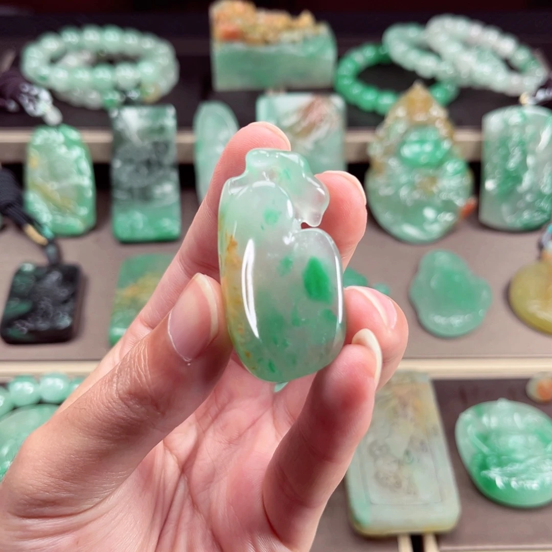 颈饰未镶嵌石英质玉