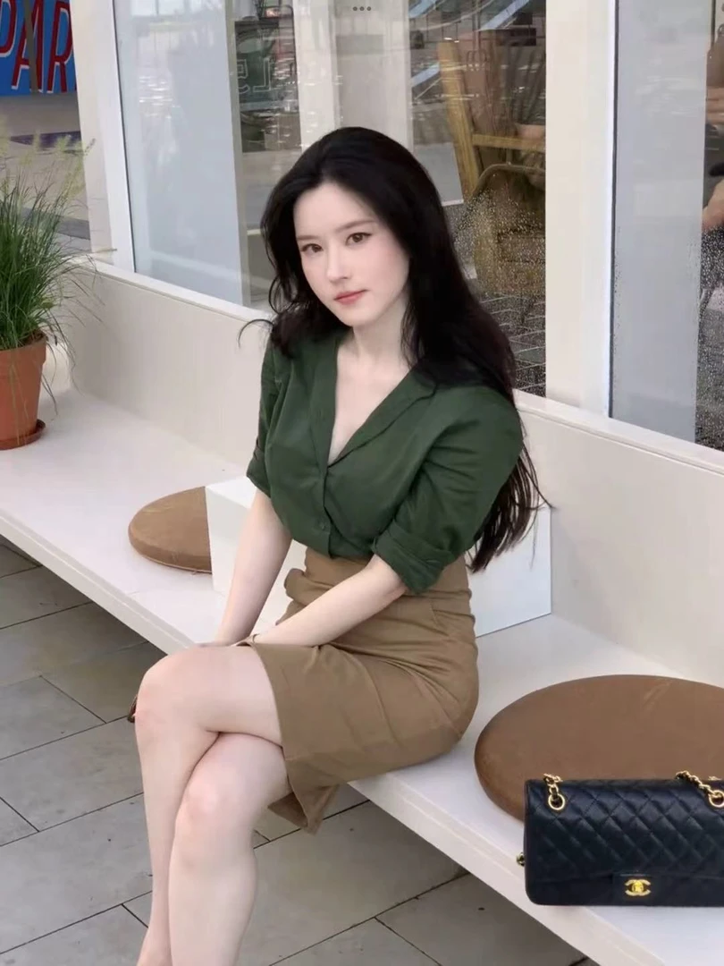 高级感气质绿色长袖衬衫女2025新款复古港风上衣+高腰半身裙套装