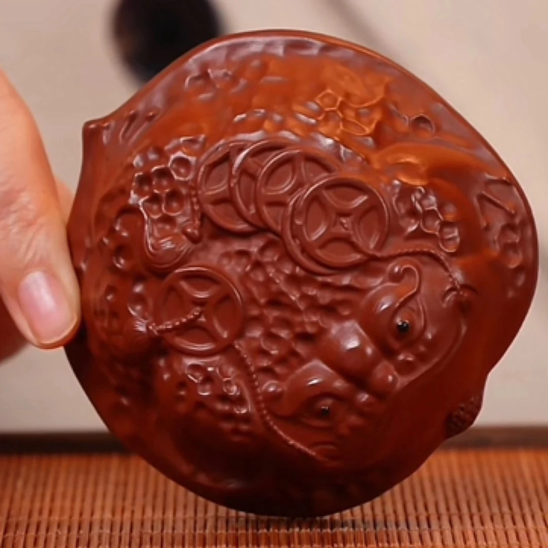 C1030紫砂朱泥三足金蟾主人杯茶宠摆件