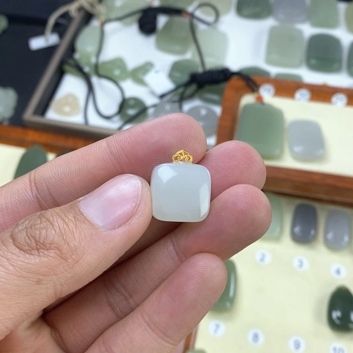 和田玉颈饰未镶嵌球**麻