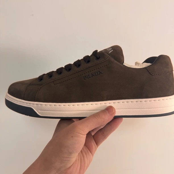 全新未使用 Prada/普拉达 普拉达 棕色绒面板鞋