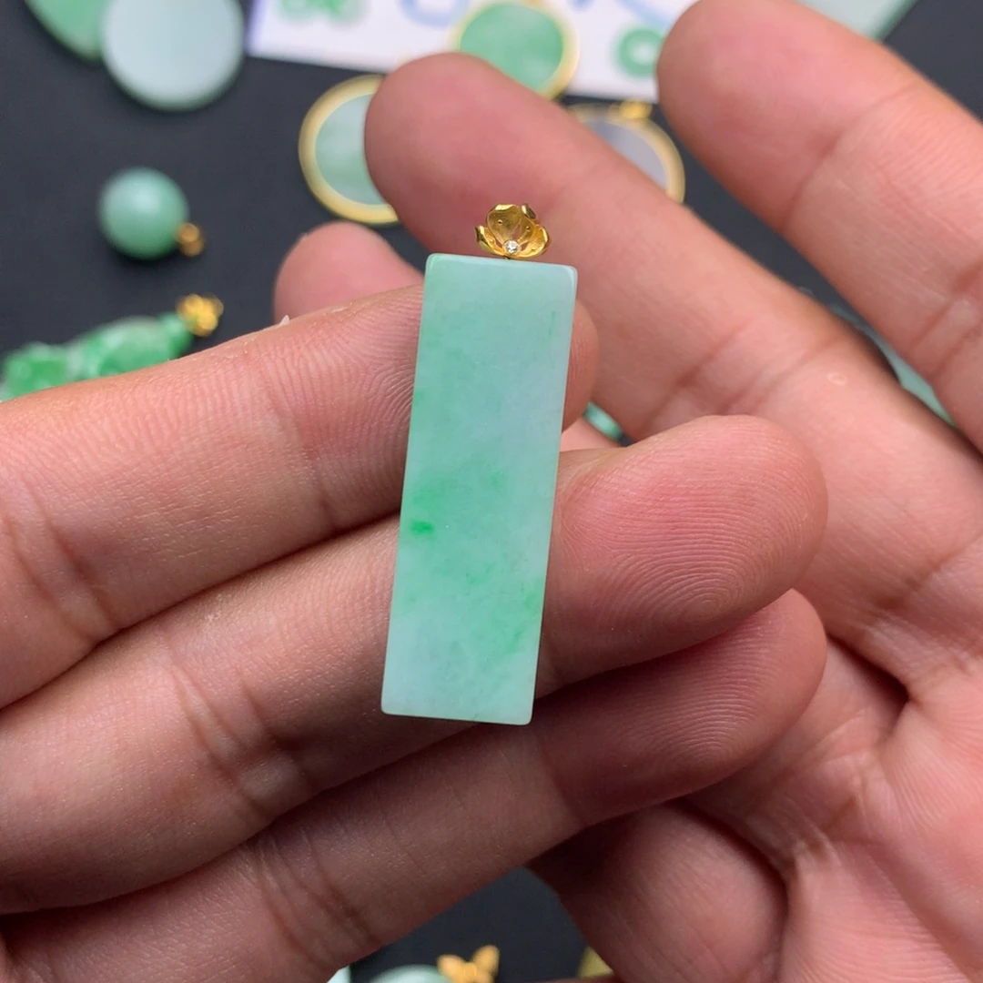 翡翠18K金镶嵌颈饰无事牌