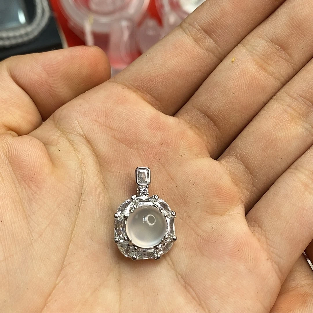 颈饰未镶嵌石英质玉