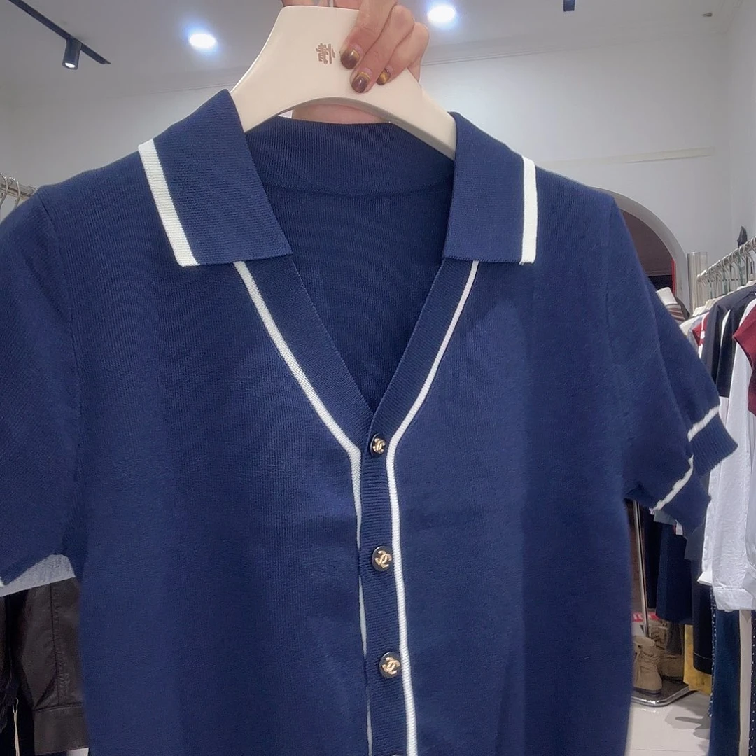 藏青色针织上衣百搭