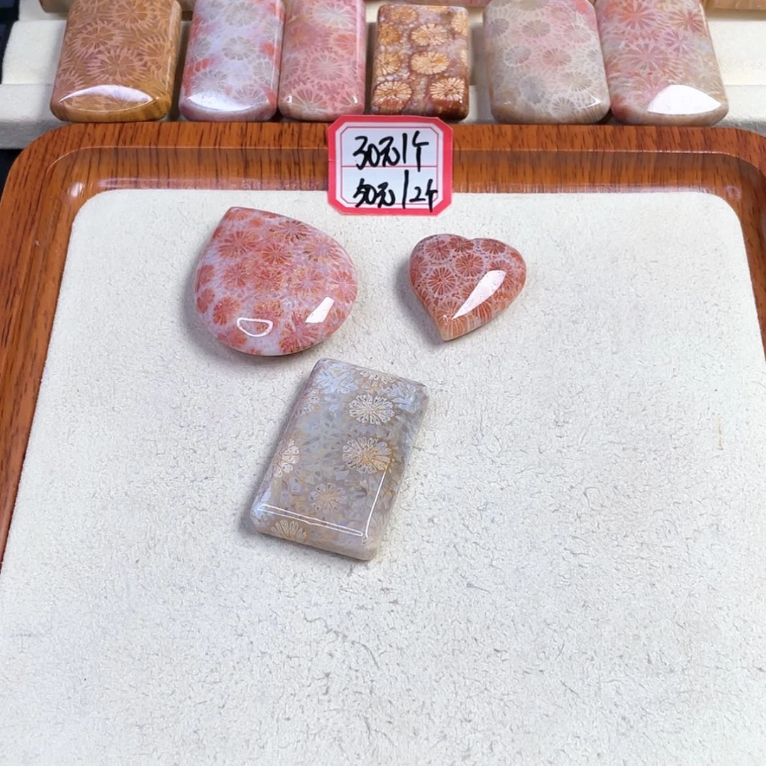 【闪购商品】硅化玉吊坠(赠链)未镶嵌顾****?