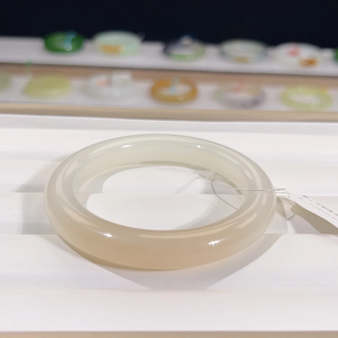 未镶嵌手镯和田玉粉白