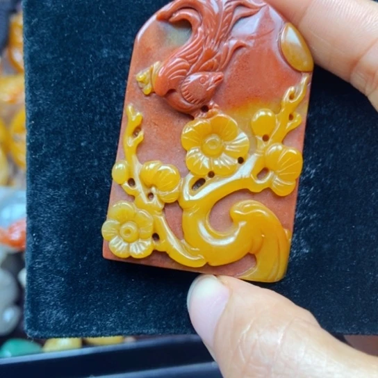 石英质玉(黄龙玉)未镶嵌颈饰