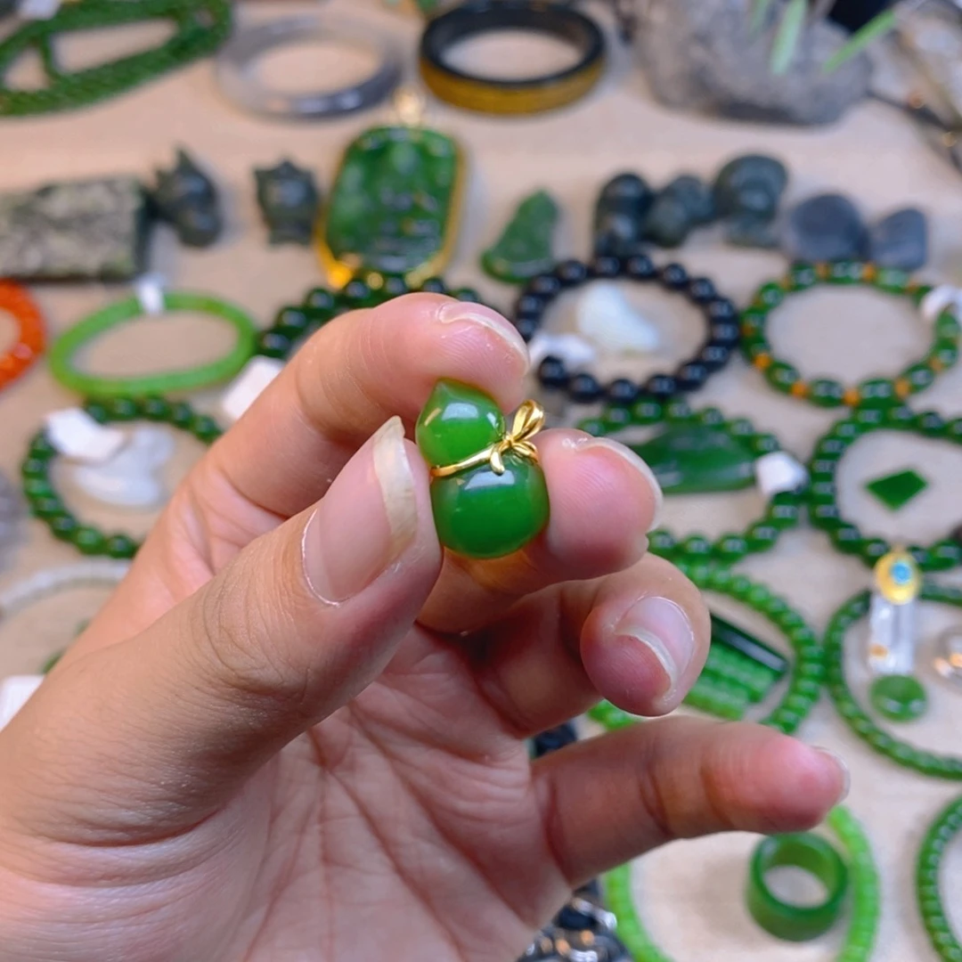 颈饰未镶嵌和田玉心**和