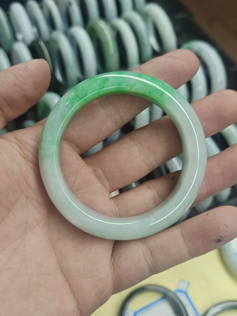 天然 A 货翡翠手镯有纹裂