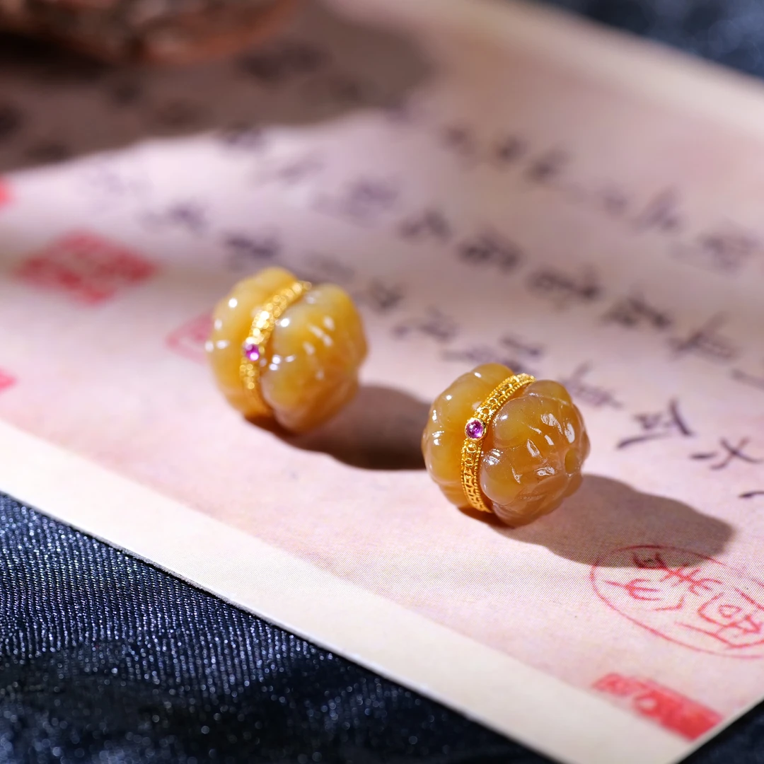 【小雨来了】18k金镶和田玉且末糖并蒂莲吊坠 路路通 多样性发一件