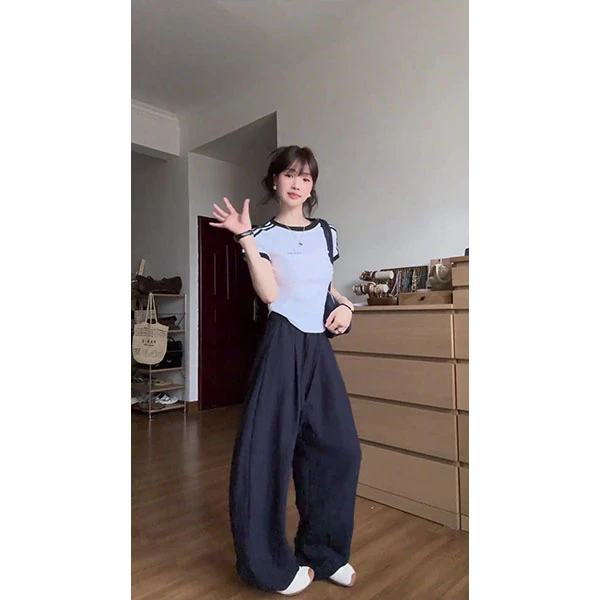 正肩短袖t恤女夏季三条杠修身多巴胺穿搭甜辣上衣藏青色阔腿裤女