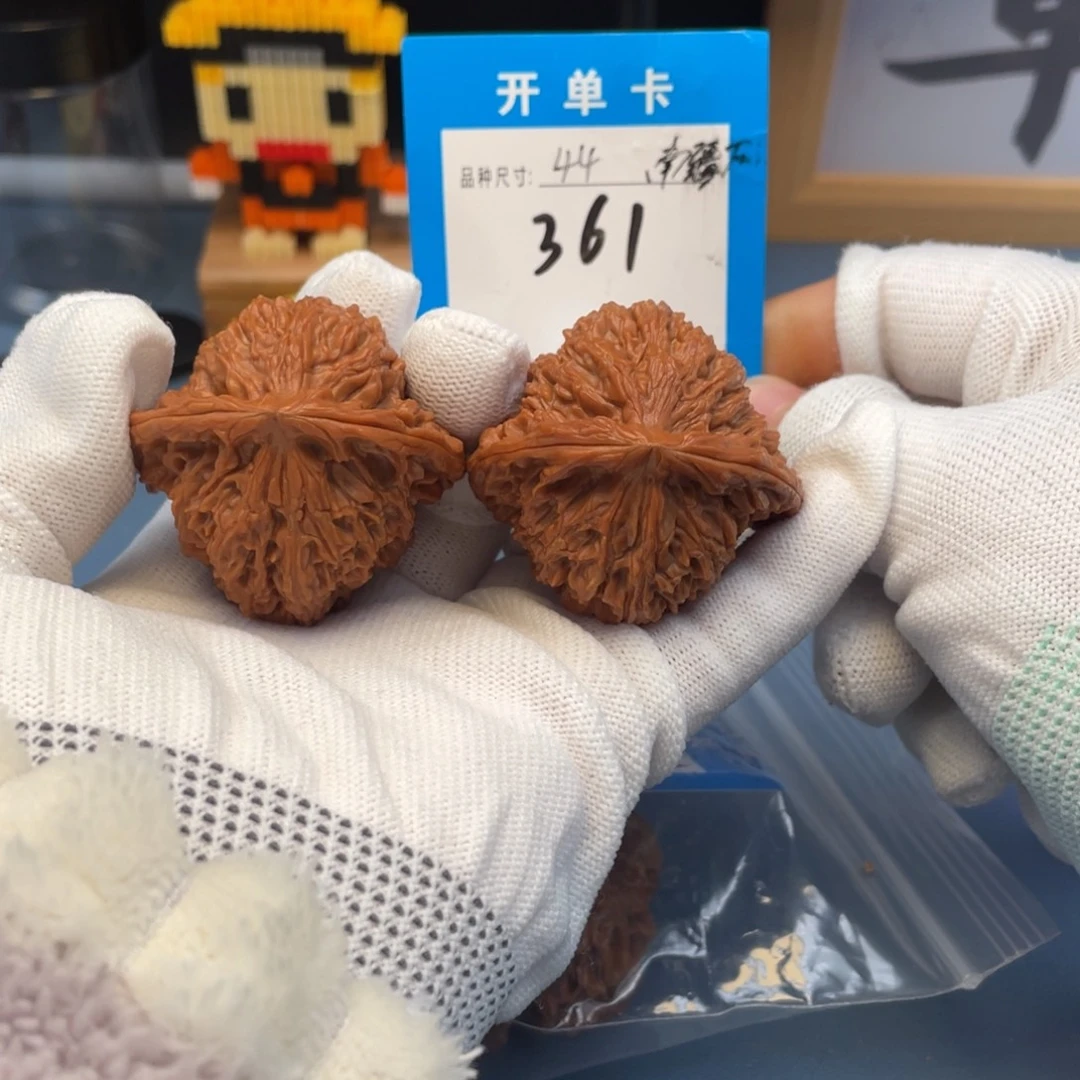 大叶紫檀（黑酸枝木类）文玩核桃