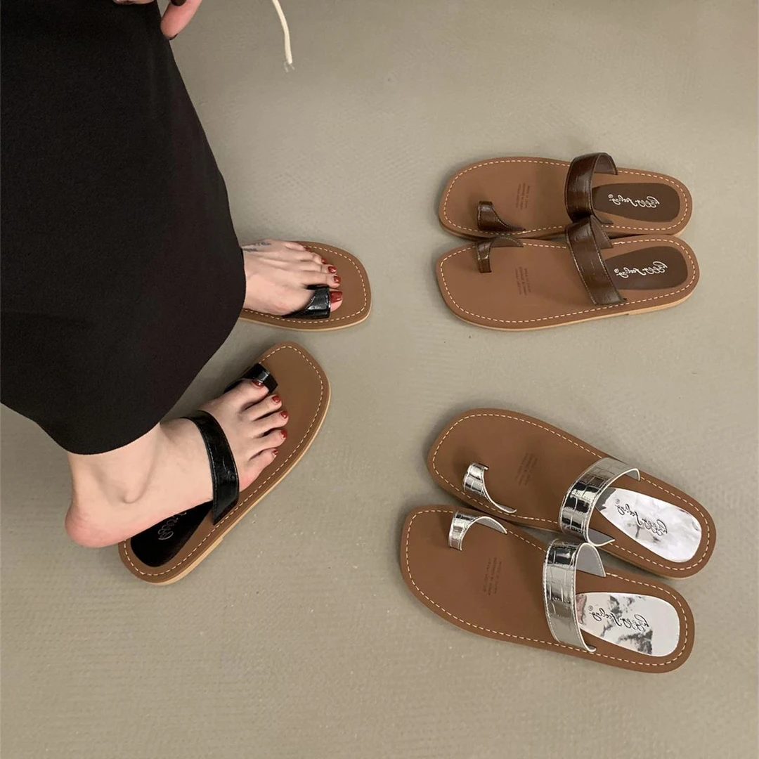 韩版小众平底套趾拖鞋女外穿夏季新款简约通勤海边度假沙滩鞋