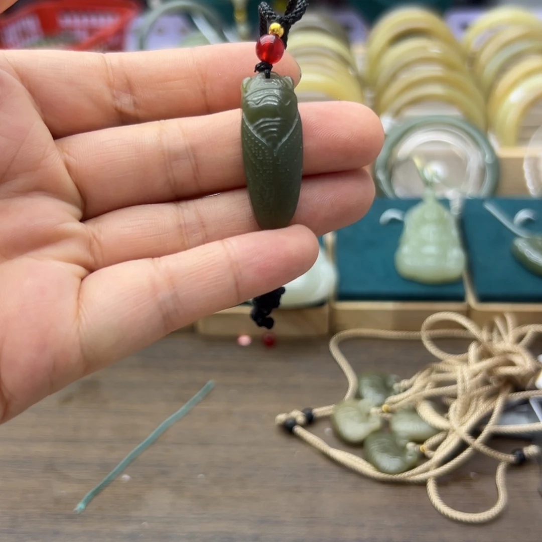 和田玉未镶嵌颈饰一鸣惊人